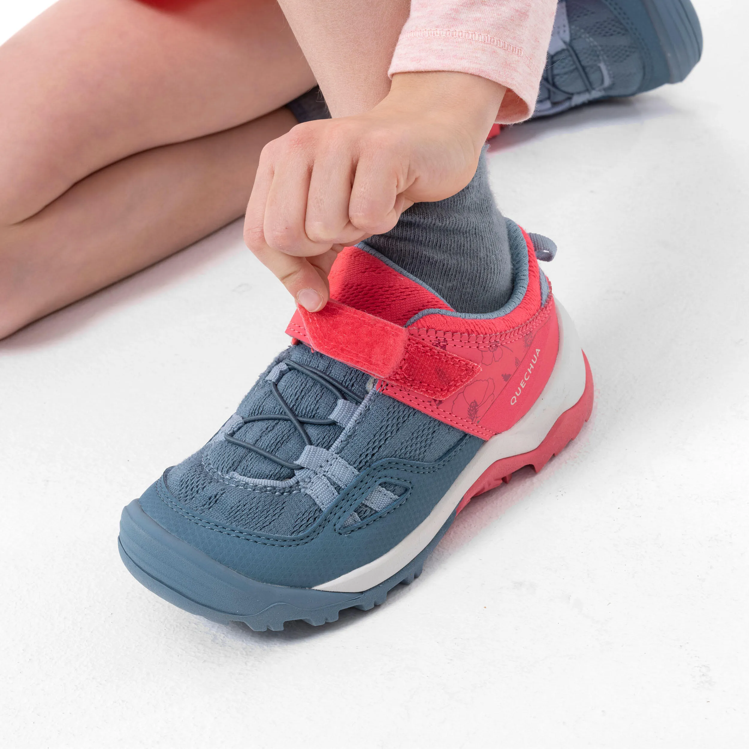 Children's hiking sneakers Quechua CrossRock with Velcro, size 24-34, pink/blue